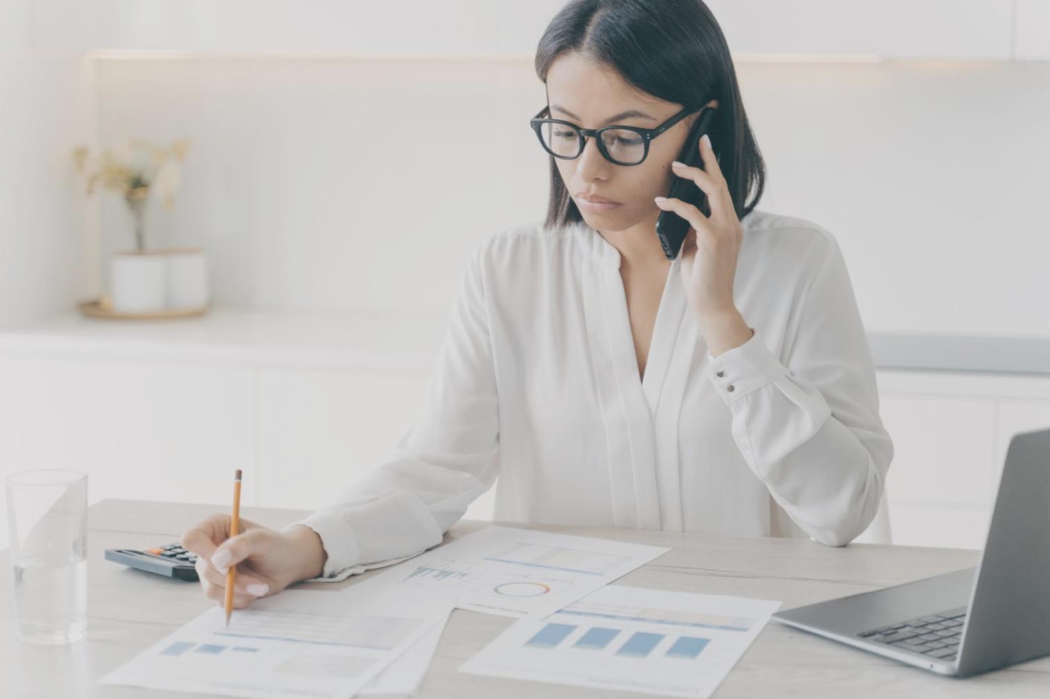 Équipe de conseillers financiers travaillant sur des dossiers clients