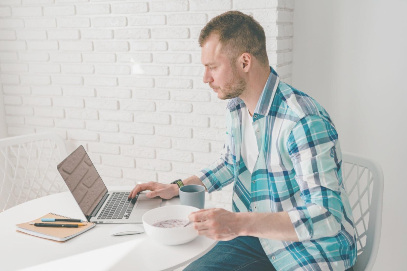 Documents financiers et calculatrices sur un bureau moderne