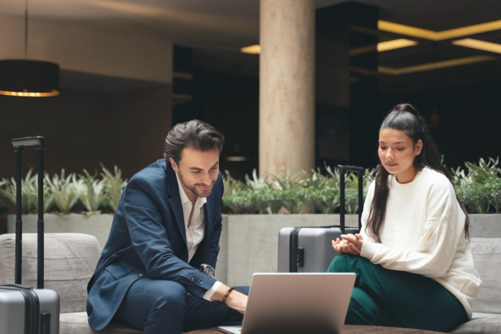 Espace de travail avec graphiques financiers et documents d'étude