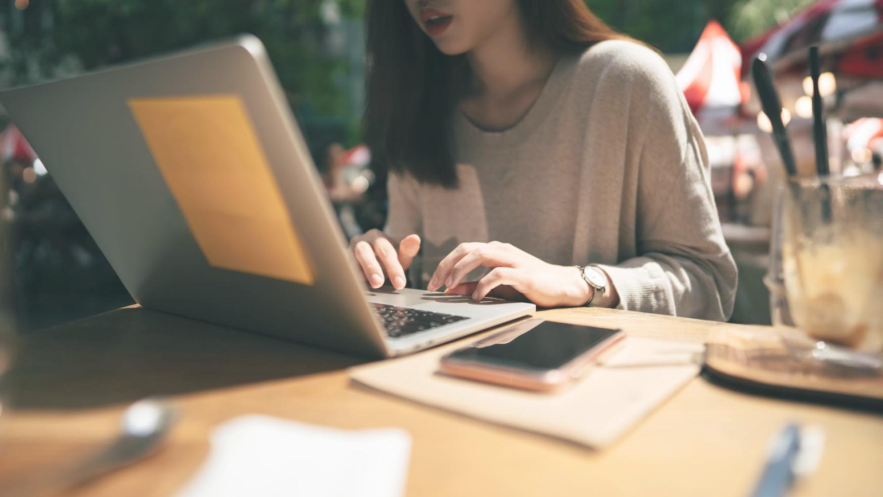 Consultation financière personnalisée avec documents et calculatrice